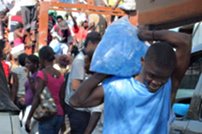 tulisa_helps_in_haiti_11